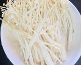Hình bước làm 1 của món Nấm xào riềng tỏi