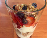 Foto del paso 3 de la receta: Postre/merienda de yogurt con frutillas y arándanos fit, light