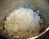 Foto del paso 1 de la receta: Sopa de puerro y cebolla con huevo poché