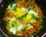 अफगानी एग ऑमलेट विदपोटॅटोजअँडटोमॅटोज (afghani egg omlet with potato' and tomato's recipe in marathi) रेसिपी स्टेप 4 फोटो 