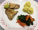 Foto del paso 2 de la receta: Tiras de Pescado al Limón con Puré de Papas y Espinacas Salteadas