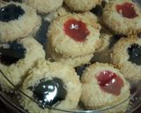 Foto langkah ke 10 dari resep STRAWBERRY, BLUEBERRY THUMBPRINT COOKIES | KUE KERING LEBARAN.