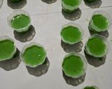Foto langkah ke 3 dari resep Silky Puding Matcha Vla Stroberi.
