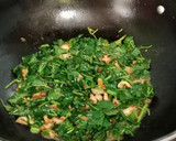 Foto langkah ke 3 dari resep Tumis Pedas Daun Ubi-Kerang.