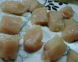 Foto del paso 2 de la receta: Bombones de pollo al curry  envueltos en panceta caramelizada