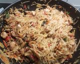 Keleti fűszeres csirkehúsos rizstészta zöldségekkel recept fázis 4 fotója