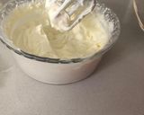 Foto del paso 3 de la receta: Postre en copa 🍧 de frutillas con crema
