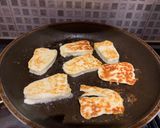 Foto del paso 3 de la receta: Tostada de pan de centeno con halloumi y aguacate