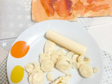 Arrollado de pan molde relleno de salmón ahumado y palmitos