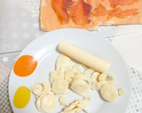 Foto del paso 2 de la receta: Arrollado de pan molde relleno de salmón ahumado y palmitos