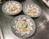 Une image de l'étape 9 de Salades de concombre à la crème, tomates, roquefort et aneth.