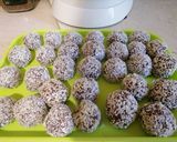 Szilvalekváros kókuszgolyó recept fázis 2 fotója