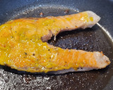 Foto del paso 2 de la receta: Salmón a la plancha con mostaza y miel