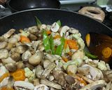 Foto langkah ke 2 dari resep Nasi Ayam Cah Jamur ala Solaria.