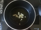 Salchichas guisadas al vino con patatas fritas