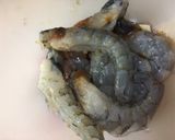 รูปขั้นตอนการทำที่ 1 ของ กุ้งกระเทียมน้ำท่วม