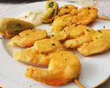 Foto del paso 4 de la receta: Brochetas de Langostinos a la romana, sin huevo