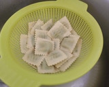 Foto del paso 4 de la receta: Pasta fresca al huevo rellena de Ricota y Espinacas a la Boloñesa (Exprés)