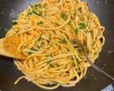 Foto del passaggio 7 della ricetta Spaghetti aglio olio e peperoncino furbi