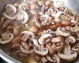 Foto del paso 3 de la receta Revuelto de espárragos, setas y langostinos