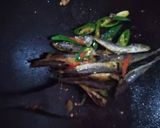 Foto langkah ke 3 dari resep Ikan Asin Cue Cabe Ijo.