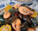 Foto langkah ke 4 dari resep Kerang Hijau, Udang Saos Padang.