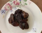 डेट्स एंड बेरीज़ लस्सी (Dates & Berries Lassi recipe in Hindi) रेसिपी चरण 1 फोटो