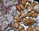 Foto del paso 1 de la receta: Sal de piel de cebolla y ajo