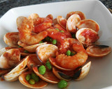 Foto del paso 7 de la receta: Almejas y langostinos con guisantes en salsa picante