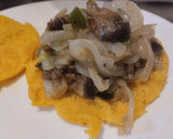 Foto del paso 5 de la receta: Arepa🍄rellena🥯de champiñones🥙salteados🧀y queso🧆