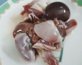 Hình bước làm 1 của món Lòng gà xào rau củ