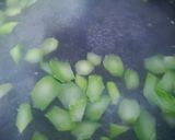 Foto langkah ke 2 dari resep Tumis Brokoli Bakso.