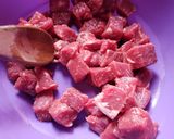 Foto del paso 1 de la receta: Cubos de carne con ajo y papas