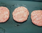 Foto del paso 2 de la receta: Hamburguesa de pollo y zanahoria con guarnición de setas y bacon