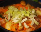 รูปขั้นตอนการทำที่ 2 ของ ซุปกิมจิเต้าหู้อ่อน (김치찌게)