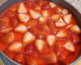 Foto del paso 4 de la receta: Tarta de queso con gelatina de fresa y fresas naturales sin horno