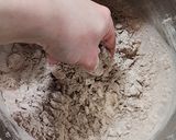 Foto del paso 3 de la receta: Alfajores de maizena reversionados - Masa de cacao y relleno de bon o bon casero 🥜 🫶🏻
