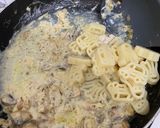 Foto langkah ke 5 dari resep Creamy Chicken Mushroom Pasta MPASI.