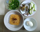 Hình bước làm 1 của món Mì gói nấu tôm & bầu non