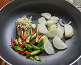 Foto langkah ke 2 dari resep Ayam Cah Tausi.