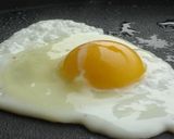 صورة لخطوة 2 من وصفة البيض المقلي