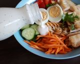 Hình bước làm 3 của món Salad Nui với Ức gà Sốt sữa chua 🥗