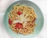 Spagetti koktélparadicsommal és bazsalikommal recept fázis 4 fotója