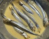 Foto langkah ke 2 dari resep Ikan Shisamo Goreng Tepung.