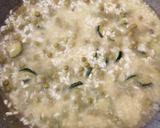Foto del passaggio 6 della ricetta Risotto con zucchine, piselli e zafferano 🥒🫛💛