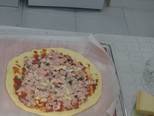Foto del paso 5 de la receta Pizza casera con un toque de albahaca