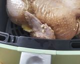 Foto langkah ke 5 dari resep Ayam Panggang utuh masak di Air Fryer.