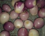 A picture of step 1 of Sindhi Basaran ji khattanr.(onion pickle).