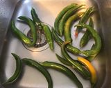 Une image de l'étape 1 de Piments verts marocains à la tomate,citron et persil.