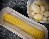 Foto del paso 1 de la receta: Spaghetti a la trufa con pasas y huevo